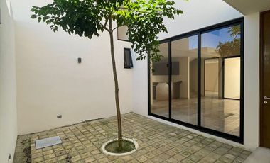 Casa en Venta en DOS Plantas con Piscina dentro de Privada, Conkal Yucatán