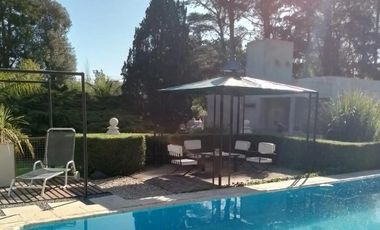 Casa en venta - 4 Dormitorios 3 Baños - 2000mts2 - La Plata