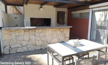 Casa en venta - 4 Dormitorios 3 Baños - 2000mts2 - La Plata