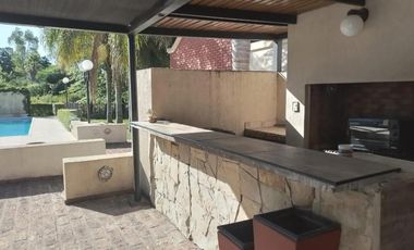 Casa en venta - 4 Dormitorios 3 Baños - 2000mts2 - La Plata