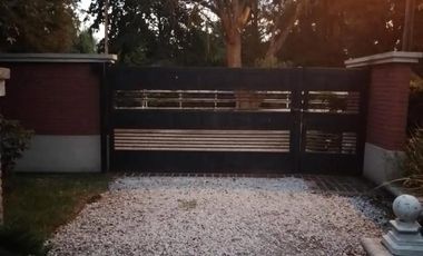 Casa en venta - 4 Dormitorios 3 Baños - 2000mts2 - La Plata