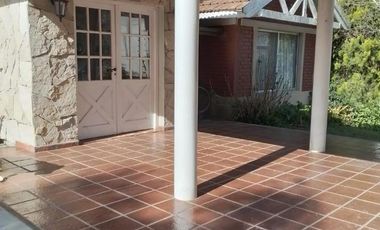 Casa en venta - 4 Dormitorios 3 Baños - 2000mts2 - La Plata