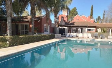 Casa en venta - 4 Dormitorios 3 Baños - 2000mts2 - La Plata