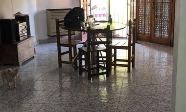 Casa en venta - 4 Dormitorios 3 Baños 2 Cocheras - 440Mts2 - Necochea