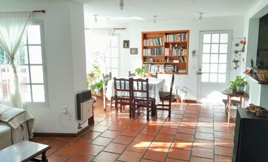 Casa en venta en Beccar de 4 dormitorios, entre Vias y Libertador, jardín, pileta.