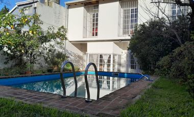 Casa en venta en Beccar de 4 dormitorios, entre Vias y Libertador, jardín, pileta.