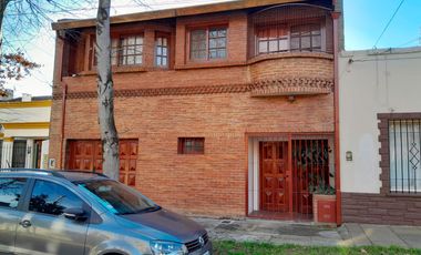 Casa en venta en Beccar de 4 dormitorios, entre Vias y Libertador, jardín, pileta.