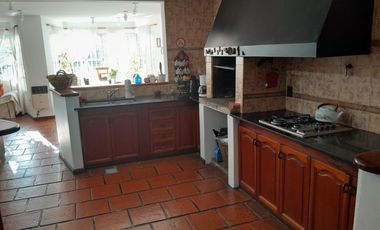 Casa en venta en Beccar de 4 dormitorios, entre Vias y Libertador, jardín, pileta.