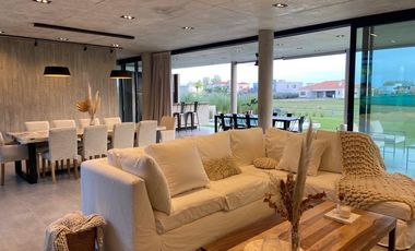 Casa en venta - 3 Dormitorios 3 Baños 2 Cocheras - 1020Mts2 - Terravista, General Rodriguez