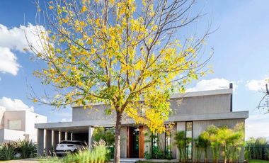 Casa en venta - 3 Dormitorios 3 Baños 2 Cocheras - 1020Mts2 - Terravista, General Rodriguez
