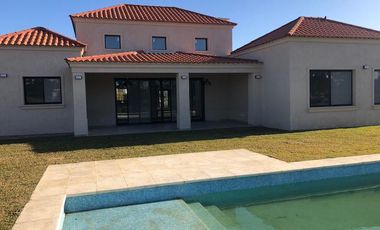 Casa  al Rio en Venta en San Benito - Villa Nueva!