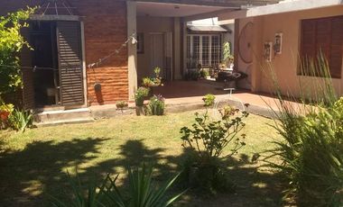 Casa en venta - 3 Dormitorios 3 Baños - 450Mts2 - Florencio Varela