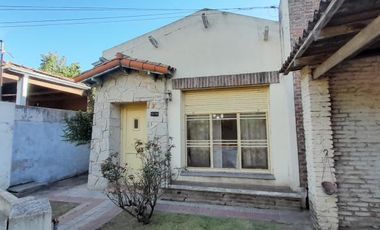 Casa en venta - 2 Dormitorios 1 Baño 1 Cochera -291 Mts2 - Villa Elisa, La Plata