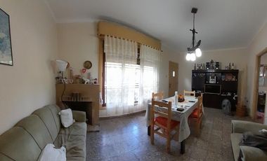 Casa en venta - 2 Dormitorios 1 Baño 1 Cochera -291 Mts2 - Villa Elisa, La Plata