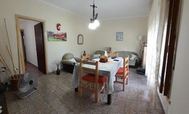 Casa en venta - 2 Dormitorios 1 Baño 1 Cochera -291 Mts2 - Villa Elisa, La Plata