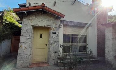 Casa en venta - 2 Dormitorios 1 Baño 1 Cochera -291 Mts2 - Villa Elisa, La Plata