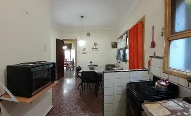 Casa en venta - 2 Dormitorios 1 Baño 1 Cochera -291 Mts2 - Villa Elisa, La Plata