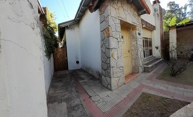 Casa en venta - 2 Dormitorios 1 Baño 1 Cochera -291 Mts2 - Villa Elisa, La Plata
