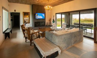 Casa en venta - 3 Dormitorios 3 Baños - 2.700Mts2 - Villa Gesell