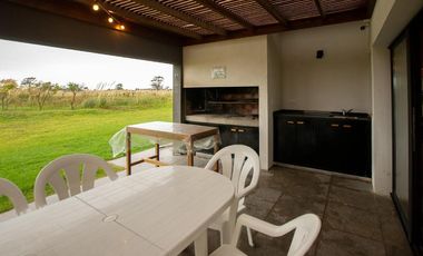 Casa en venta - 3 Dormitorios 3 Baños - 2.700Mts2 - Villa Gesell