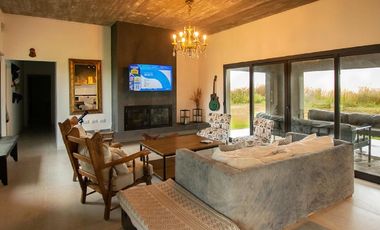 Casa en venta - 3 Dormitorios 3 Baños - 2.700Mts2 - Villa Gesell