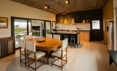Casa en venta - 3 Dormitorios 3 Baños - 2.700Mts2 - Villa Gesell