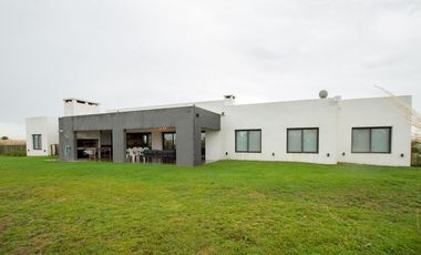 Casa en venta - 3 Dormitorios 3 Baños - 2.700Mts2 - Villa Gesell