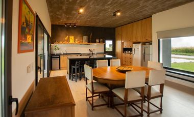 Casa en venta - 3 Dormitorios 3 Baños - 2.700Mts2 - Villa Gesell