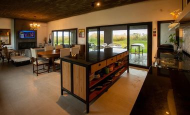 Casa en venta - 3 Dormitorios 3 Baños - 2.700Mts2 - Villa Gesell