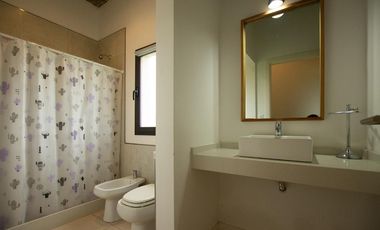 Casa en venta - 3 Dormitorios 3 Baños - 2.700Mts2 - Villa Gesell