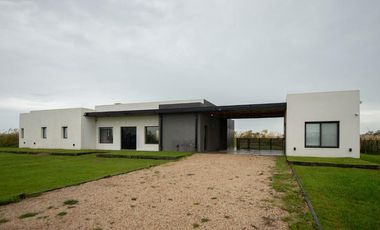 Casa en venta - 3 Dormitorios 3 Baños - 2.700Mts2 - Villa Gesell