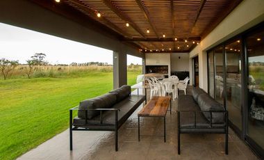 Casa en venta - 3 Dormitorios 3 Baños - 2.700Mts2 - Villa Gesell