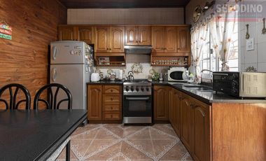 Casa con varios ambientes y gran ubicación