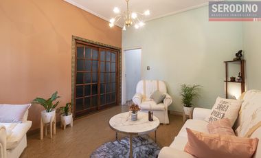 Casa con varios ambientes y gran ubicación