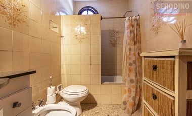 Casa con varios ambientes y gran ubicación