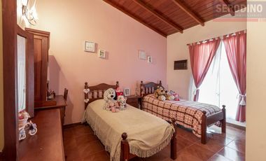 Casa con varios ambientes y gran ubicación