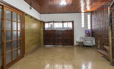 Casa con varios ambientes y gran ubicación