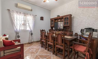 Casa con varios ambientes y gran ubicación