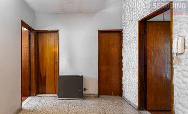 Casa con varios ambientes y gran ubicación