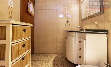 Casa con varios ambientes y gran ubicación