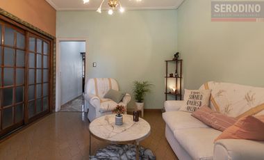 Casa con varios ambientes y gran ubicación