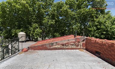 Casa con varios ambientes y gran ubicación