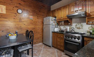 Casa con varios ambientes y gran ubicación