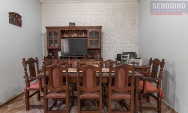 Casa con varios ambientes y gran ubicación