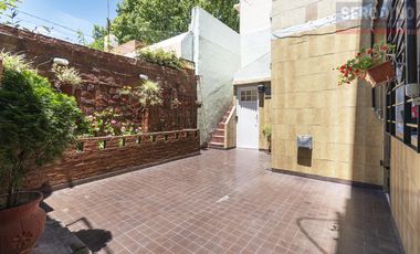 Casa con varios ambientes y gran ubicación