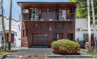 Casa con varios ambientes y gran ubicación