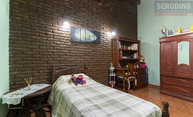 Casa con varios ambientes y gran ubicación