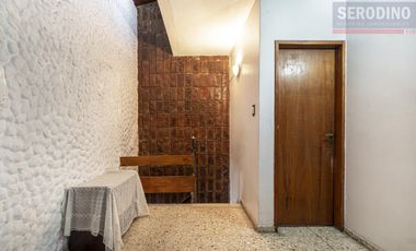 Casa con varios ambientes y gran ubicación