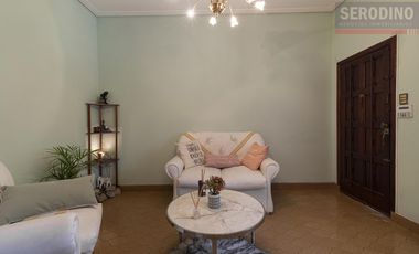 Casa con varios ambientes y gran ubicación