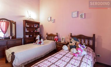 Casa con varios ambientes y gran ubicación